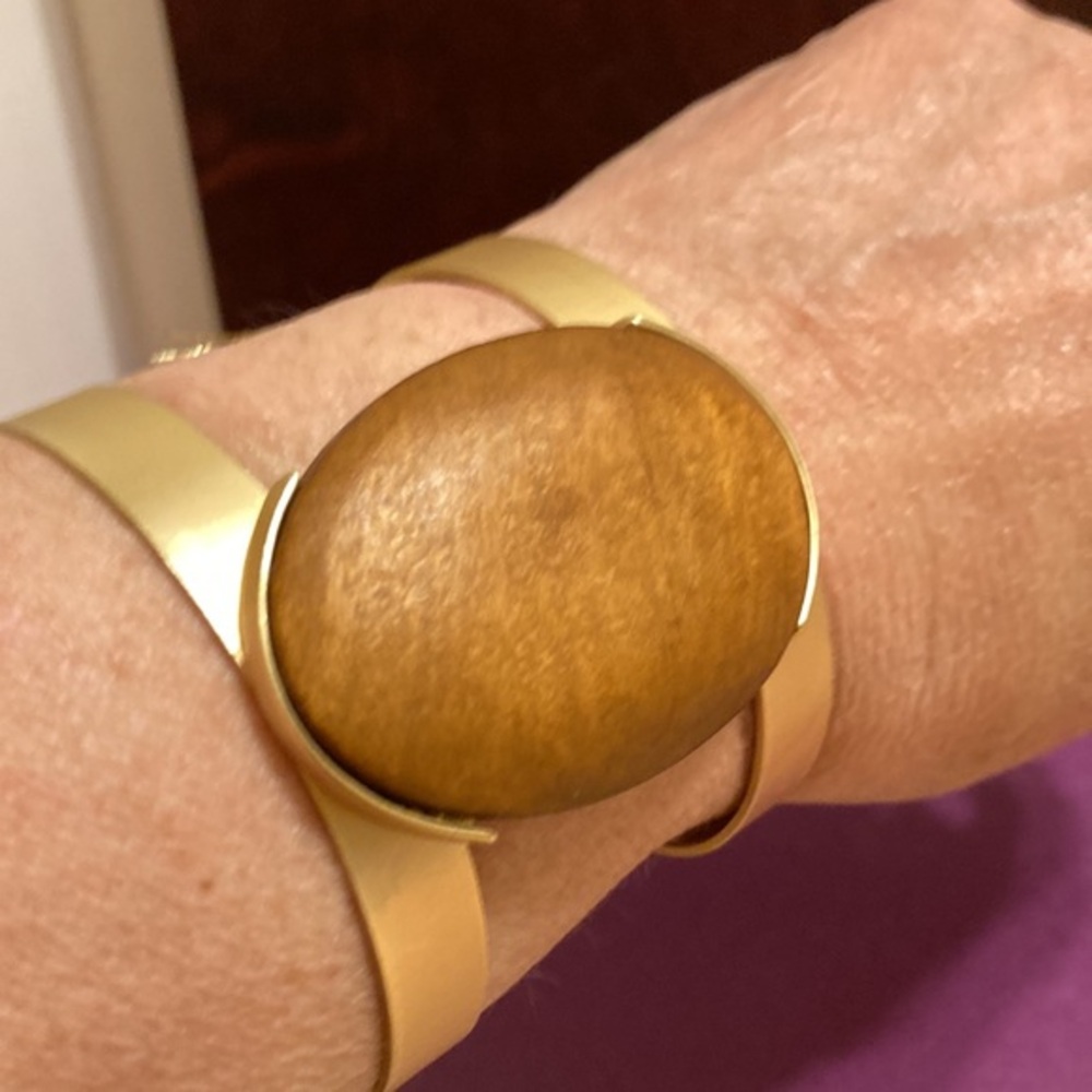 NWT Everri gold tone cuff bracelet with oval wood center